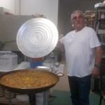 Emidio Galassi e la paella in bottega