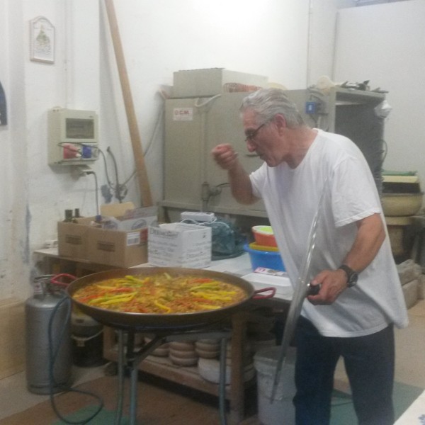 Emidio Galassi e la paella in bottega